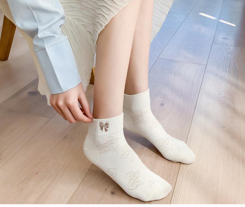New Three-dimensional Embossed White Women's Socks