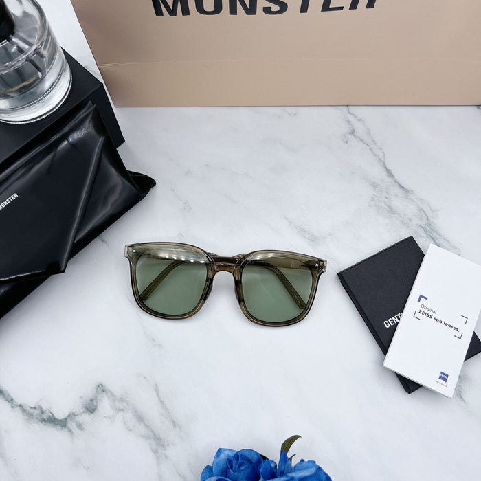 Folding sunglasses for sun shading and UV protection