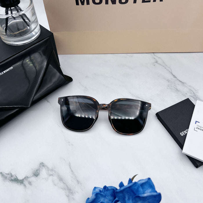 Folding sunglasses for sun shading and UV protection