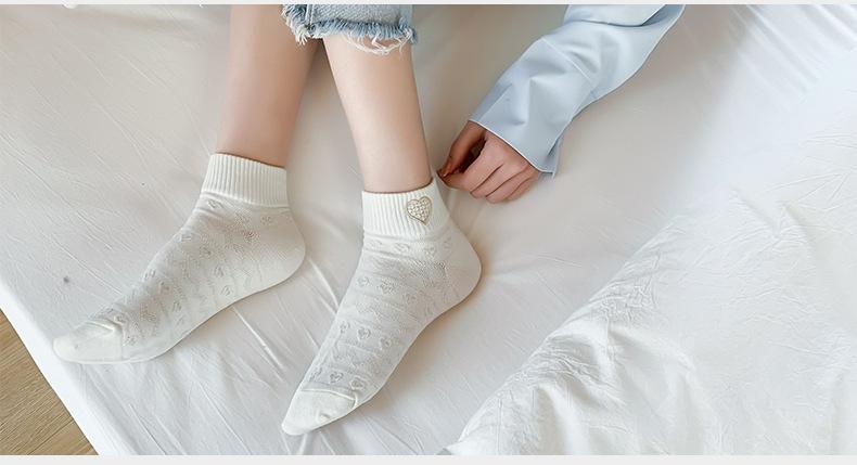 New Three-dimensional Embossed White Women's Socks