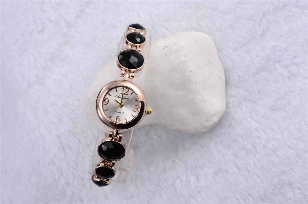 New Round Dial Quartz Women Bracelet Wristwatch
