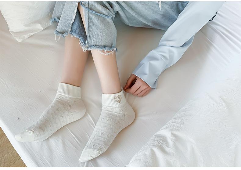 New Three-dimensional Embossed White Women's Socks