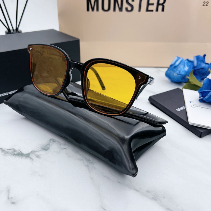 Folding sunglasses for sun shading and UV protection