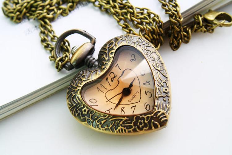 Retro Quartz Pocket Watch Love Heart Shape Glass Pendant Sweater Chain Clock Gifts